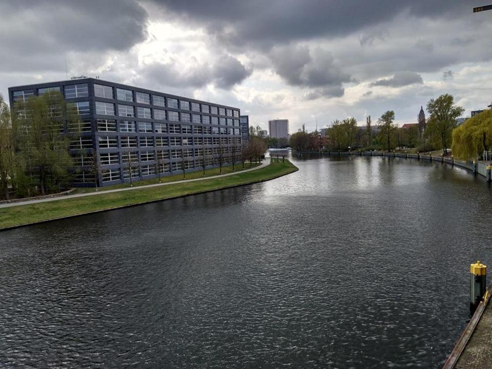 200Qm Loft For Friends And Family - On The Spree! Apartamento Berlim Exterior foto